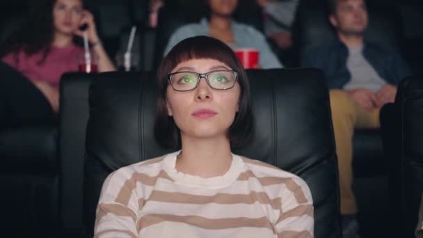 예쁜 소녀 에 안경 시청 슬픈 영화 에 영화 감동 민감한 얼굴 — 비디오
