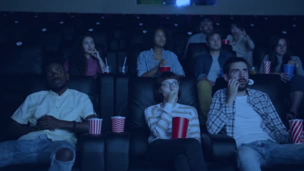 Studenter flickor och killar tittar på film i Cinema tittar på skärmen med uppmärksamhet — Stockvideo