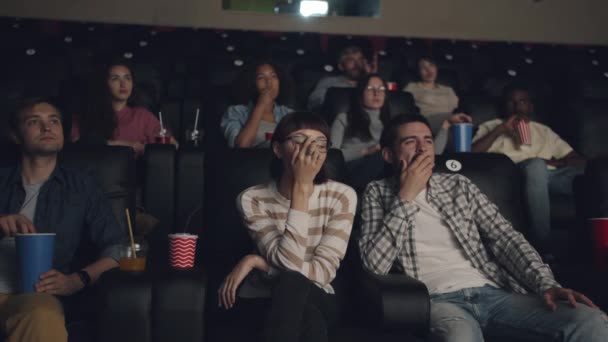 Guy αγκαλιάζει ευτυχισμένη φίλη στο σινεμά βλέποντας ταινία μαζί στο ραντεβού — Αρχείο Βίντεο