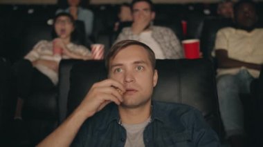 Sinemada patlamış mısır yiyen korku filmi izleyen korkmuş adam