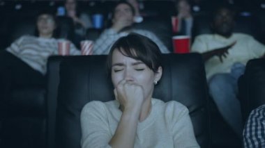 Karanlık modern sinemada korku filmi sırasında korkmuş duygu Çekici kız