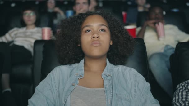 Triste chica afroamericana viendo drama en el cine con tristeza y compasión — Vídeos de Stock