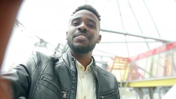 Slow motion afroamerikansk student gör online videosamtal utomhus — Stockvideo