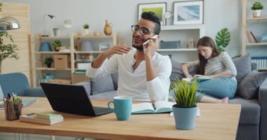 Arka planda kadın okurken Cep telefonuyla konuşan Arap yavaş hareket