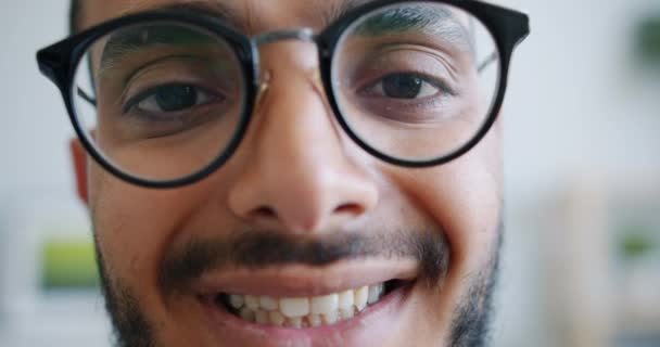 Retrato em câmera lenta de atraente jovem árabe olhando para a câmera sorrindo dentro de casa — Vídeo de Stock