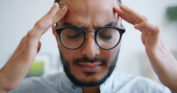 Homme arabe malheureux souffrant de maux de tête touchant tempes de massage de la tête — Video