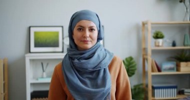 Ciddi bir yüz ile kameraya bakarak hijab karışık ırk kız Portresi