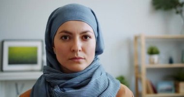 Başörtüsü güzel Müslüman kadının yakın çekim portre kameraya bakarak gülümseyerek