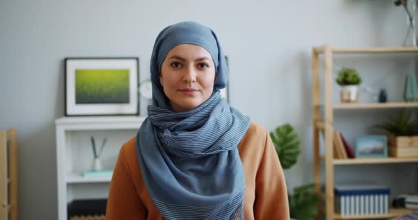 Portrait de fille métisse en hijab regardant la caméra avec un visage sérieux — Video