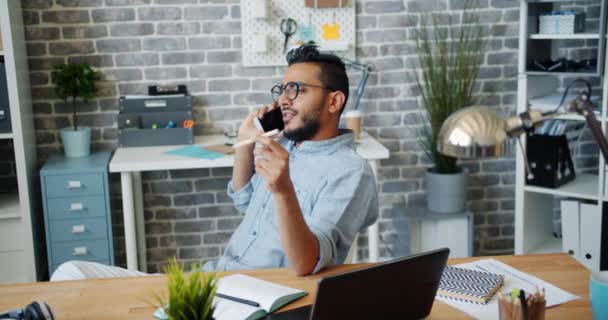 Slow Motion av arabiska pratar på mobiltelefon i Office diskuterar affärer — Stockvideo