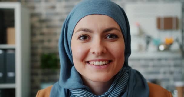 特写镜头 中，美丽的中东女孩在头巾在办公室微笑 — 图库视频影像