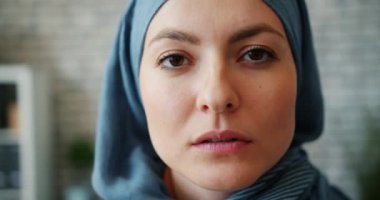 Modern ofiste hijab çekici Orta Doğu kız close-up portre