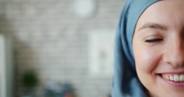 Cámara lenta de hermosa dama de raza mixta en hijab media cara sobre fondo de ladrillo — Vídeos de Stock