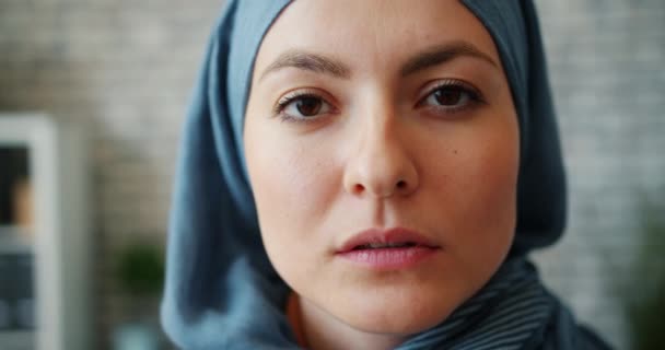 Närbild porträtt av attraktiva Mellanöstern flicka i hijab i moderna kontor — Stockvideo