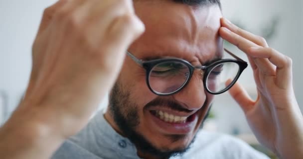 Slow motion of unhealthy African American man touching head feeling pain — Stock Video