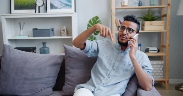 Movimento lento do cara afro-americano falando no telefone celular no apartamento — Vídeo de Stock