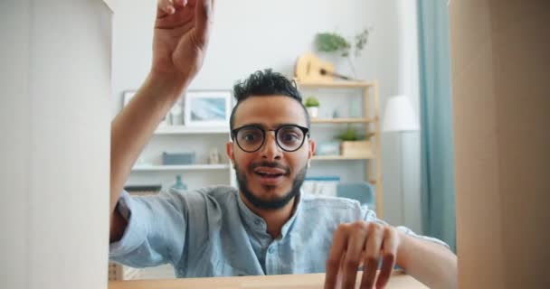 Gioioso arabo studente apertura scatola sempre presente sorridente a casa — Video Stock