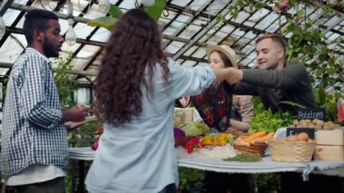 Pazarda alıcılara organik sebze otlar satan satış elemanı yavaş hareket