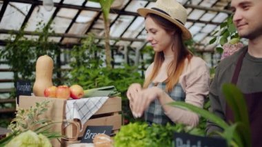 Serada çiftlik satışı sırasında organik sebze ambalaj Dostu satıcı
