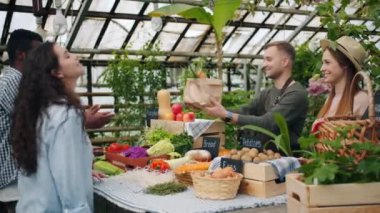 Mutlu çiftçiler müşterilerine sebze çanta veren ve satışta para alarak