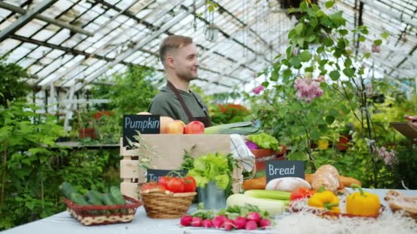 Rallentamento dell'agricoltore che porta verdure al mercato agricolo parlando con la commessa — Video Stock