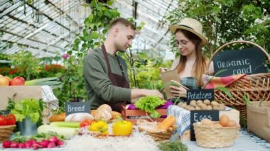 Serada organik gıda satışı sırasında konuşan satış insanlar erkek ve kadın