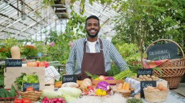 Çiftlik pazarında duran yakışıklı Afrikalı-Amerikalı adam çiftçi portresi