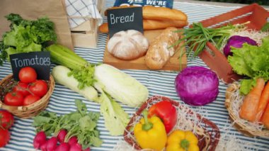 Çiftlik pazarında sonbahar satışında taze çiğ organik gıda sebze meyve ekmek yumurta