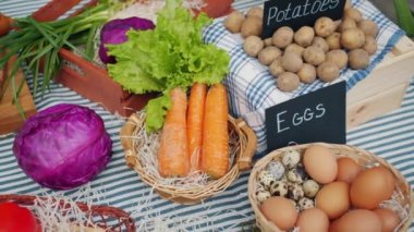 Çiftlik pazarında sonbahar satışında organik meyve ve sebzelerin yakın çekim