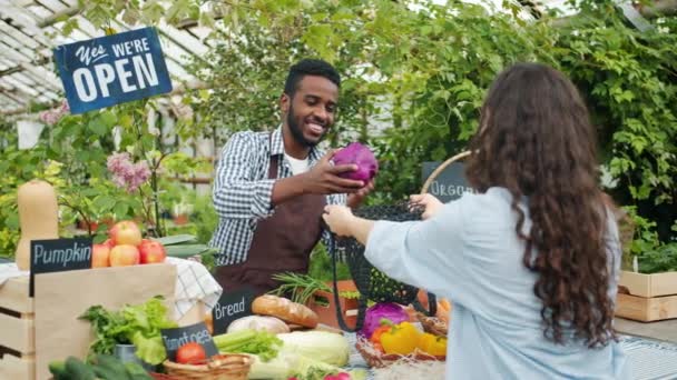 Cliente femminile che acquista verdure e pane biologici nel mercato agricolo — Video Stock