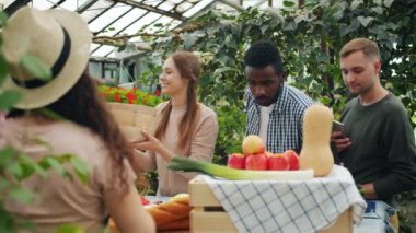 Neşeli gençlik satış kız konuşurken pazarda organik gıda satın alma