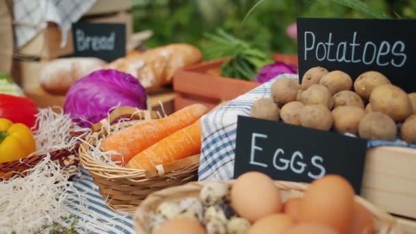 Nahaufnahme Zeitlupe von gesunden frischen Biolebensmitteln auf dem Bauernmarkt auf dem Tisch — Stockvideo