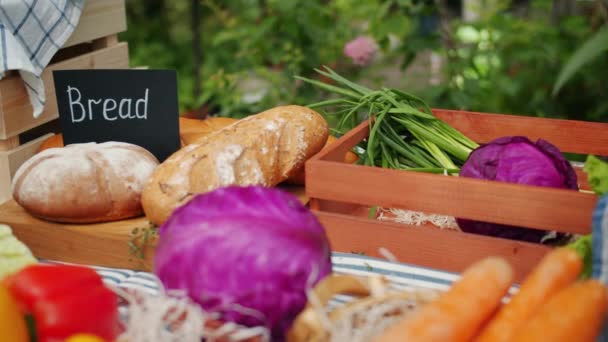 Närbild skott av färska råa frukt örter och grönsaker på stall på gårds marknaden — Stockvideo