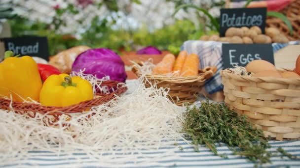 Primer plano de deliciosos alimentos orgánicos frutas y verduras en stand en el mercado agrícola — Vídeo de stock