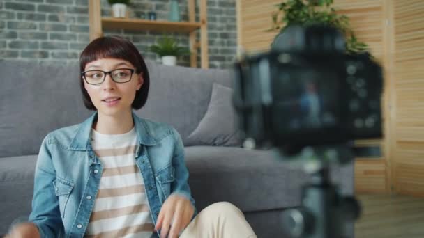 Pretty Lady blogger opname video thuis met behulp van professionele camera op tirpod — Stockvideo