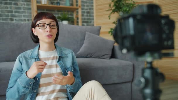 Mulher alegre gravação de vídeo em casa usando a câmera criando conteúdo para vlog — Vídeo de Stock