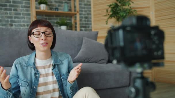 Movimento lento do vlogger fêmea gravação de vídeo com câmera no apartamento moderno — Vídeo de Stock