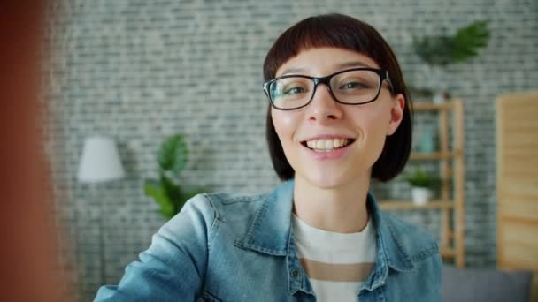 POV retrato de menina bonita gravação de vídeo para internet vlog falando sorrindo — Vídeo de Stock