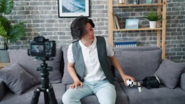 Cihaz hakkında konuşan modern kulaklıklar hakkında Teenage blogger kayıt video