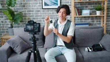 Kamera için konuşurken gadget tutarak modern izlemek hakkında Genç kayıt video