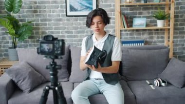 Kamera için konuşurken tutan vr gözlük hakkında Teenage vlogger kayıt video