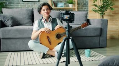 Gitar tutma enstrüman konuşma hakkında Yaratıcı genç kayıt video