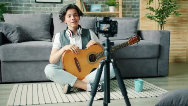 Criativa adolescente gravação de vídeo sobre guitarra segurando instrumento falando — Vídeo de Stock