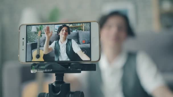 Портрет счастливой подростковой записи видеоблога со смартфоном говорить жестом — стоковое видео
