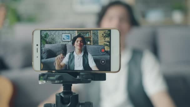 Retrato de adolescente usando smartphone para gravar vídeo para internet vlog — Vídeo de Stock