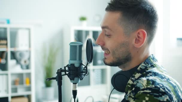 Mouvement lent de l'homme parlant dans l'enregistrement de microphone audio dans le home studio — Video