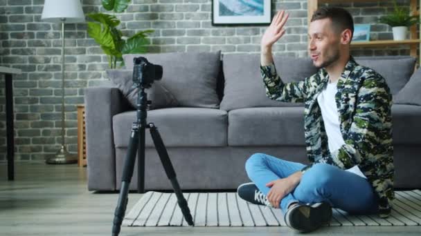 Knappe blogger opname video voor Internet Vlog praten glimlachen met behulp van de camera — Stockvideo