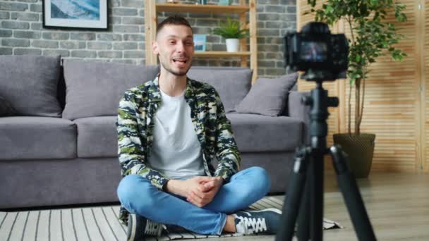 Pomalý pohyb šťastného muže nahrání videa pro vlog pomocí kamery ukazující palce nahoru — Stock video
