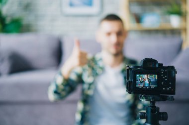 Başparmak-up kayıt video gösteren kamera kayıt modern blogger yakın çekim