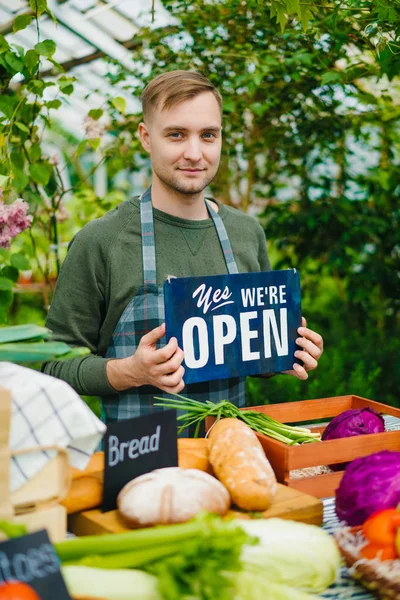 Веселий фермерський холдинг ми відкриті знак на ринку фермерських господарств з продажу органічної їжі — стокове фото